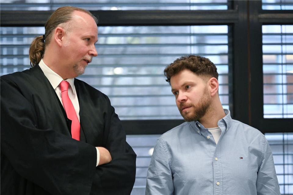 Sebastian Scharmer (l.), Rechtsanwalt, und Lahav Shapira, (r.) Nebenkläger, stehen im Gericht. Elisa Schu/dpa