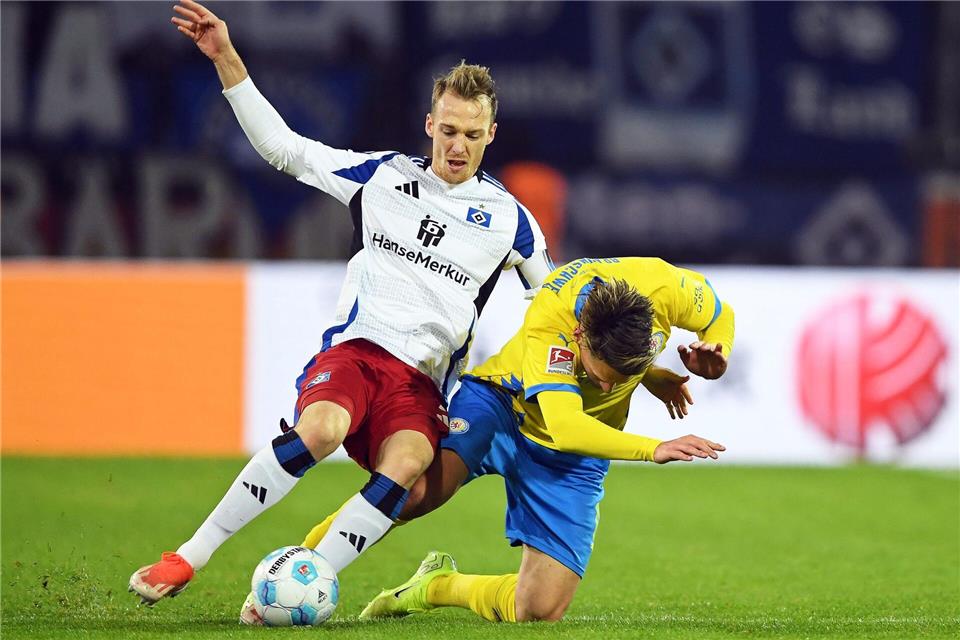 Sebastian Schonlau (l) wechselt zu Holstein Kiel. (Archivbild)Swen Pförtner/dpa