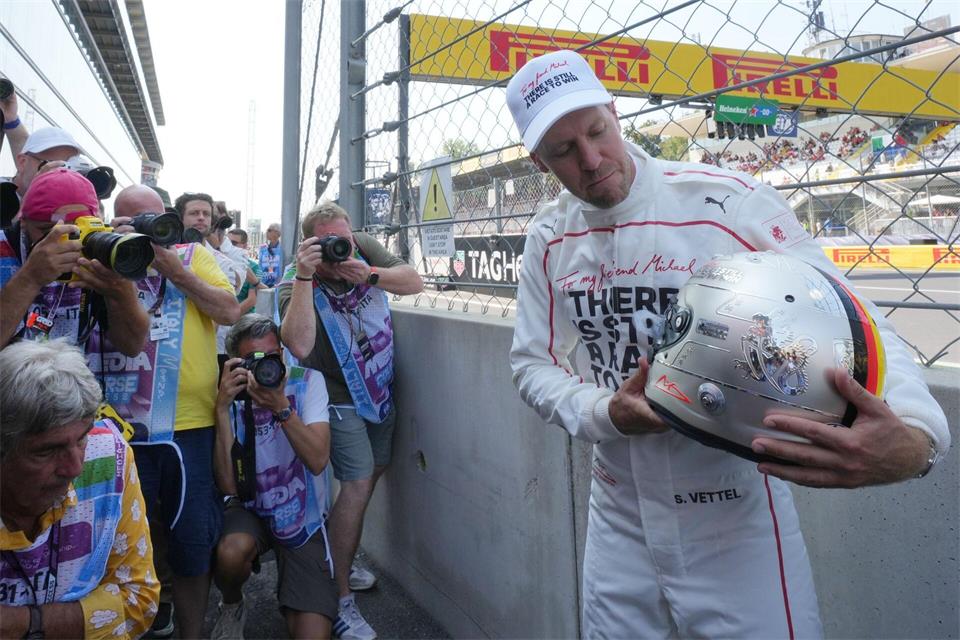 Sebastian Vettel erinnerte an sein Kindheitsidol Michael Schumacher.Antonio Calanni/AP/dpa