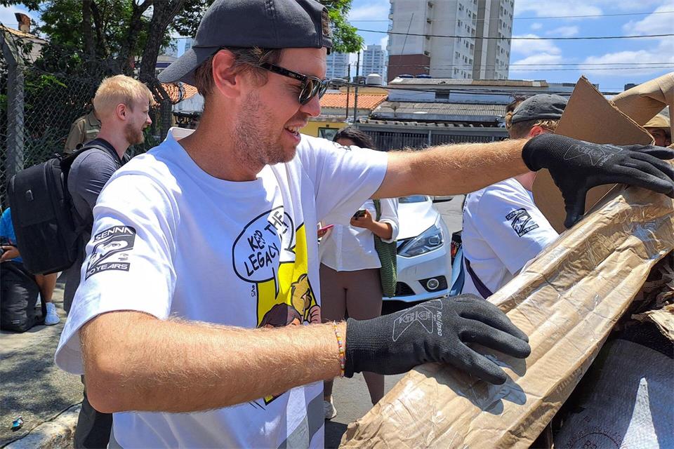 Sebastian Vettel packt auch selbst mit an. (Archivbild)Jens Marx/dpa