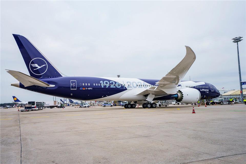 Sechs Flugzeuge will die Lufthansa mit einer Sonderlackierung versehen, die das Kranich-Symbol mit der 100 und den Jahreszahlen 1926 und 2026 verbindet.Andreas Arnold/dpa