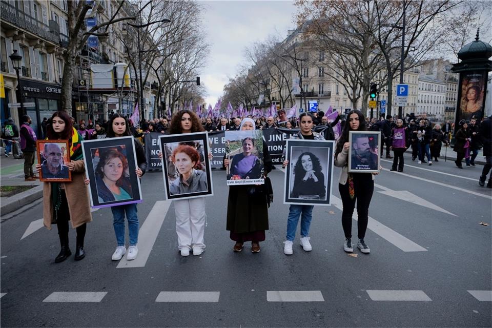 Sechs Frauen ahteln die Bilder von sechs getöteten Kurden: Drei Getötete starben Ende Dezember, die anderen drei vor rund 10 Jahren in Paris.