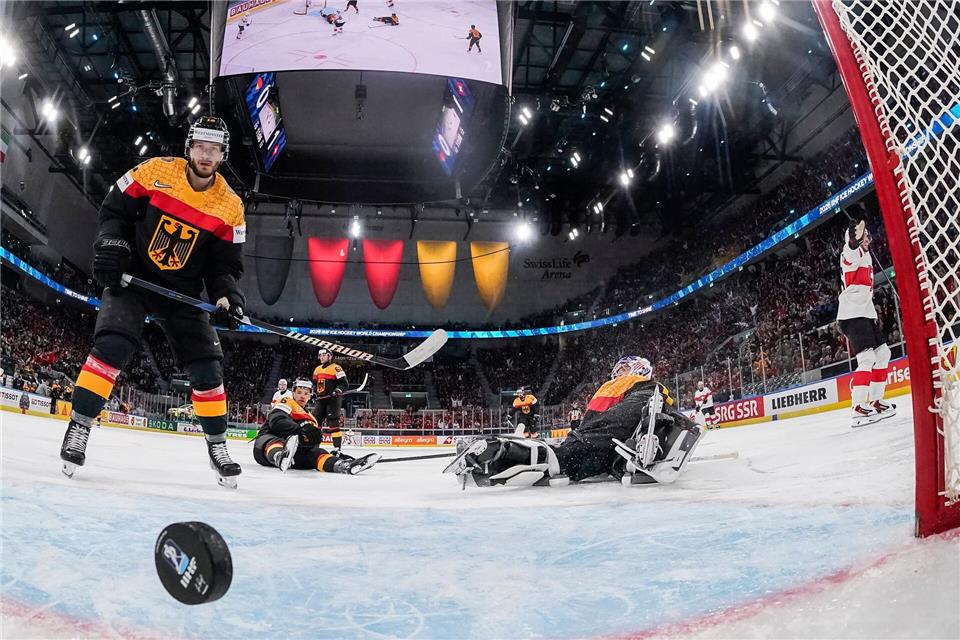 Sechs Gegentore gegen die Schweiz muss die Eishockey-Nationalmannschaft am spielfreien Dienstag verdauen.Claudio Thoma/KEYSTONE/dpa