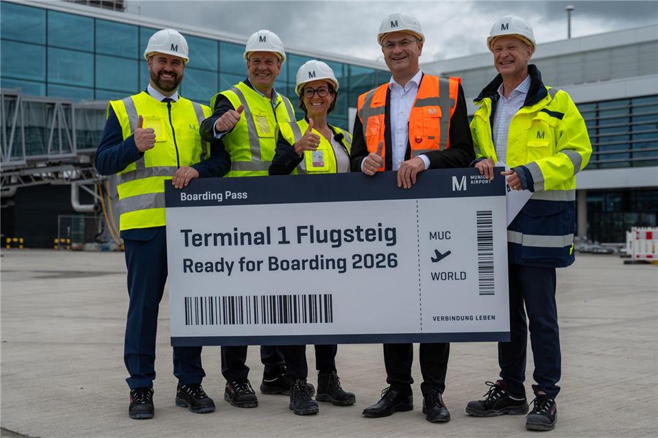 Sechs Millionen Passagiere im Jahr entsprechen etwa den Fluggastzahlen des Flughafens Hannover, wie Finanzminister Albert Füracker (in orange) sagt Leonie Asendorpf/dpa