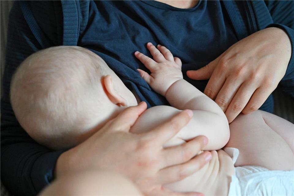 Sechs Monate ausschließlich stillen - diese Empfehlung der Weltgesundheitsorganisation (WHO) zur Ernährung von Babys gilt nun auch in Deutschland. (Symbolbild)Elisa Schu/dpa