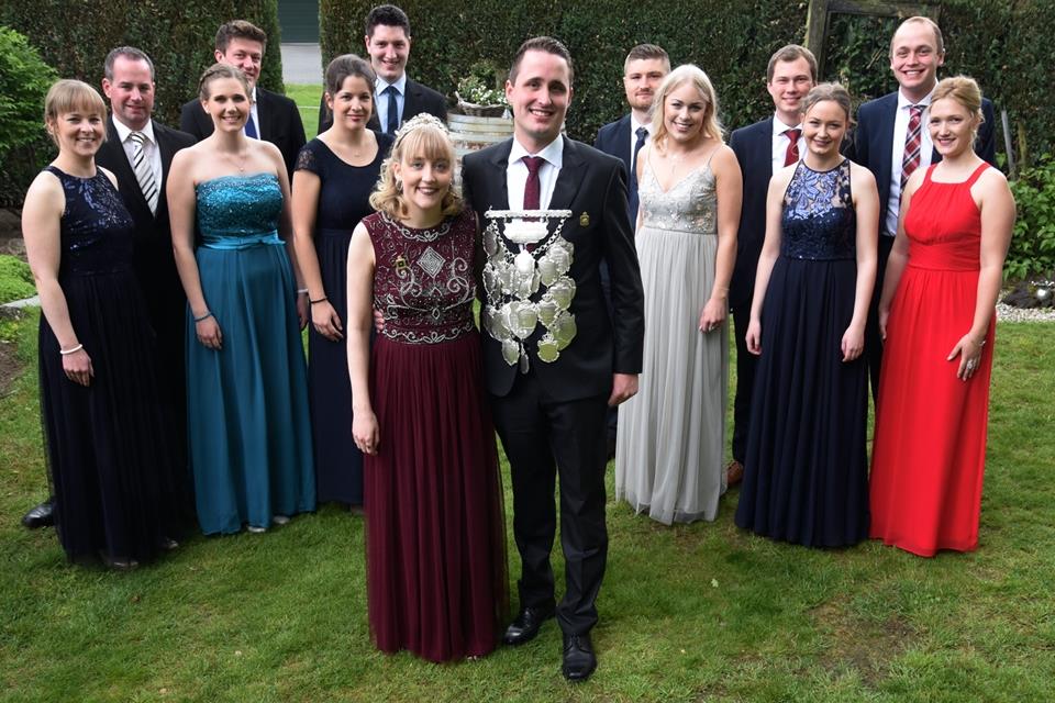 Sechs Thronpaare stehen dem Königspaar Stephanie Pöpping und Markus Einck-Roßkamp zur Seite.