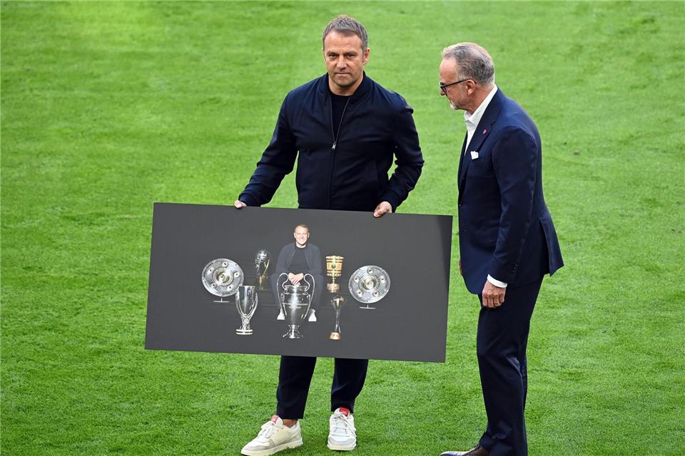 Sechs Titel in einem Jahr: Karl-Heinz Rummenigge bei der Verabschiedung von Erfolgscoach Hansi Flick 2021. (Archivbild)Sven Hoppe/dpa-Pool/dpa