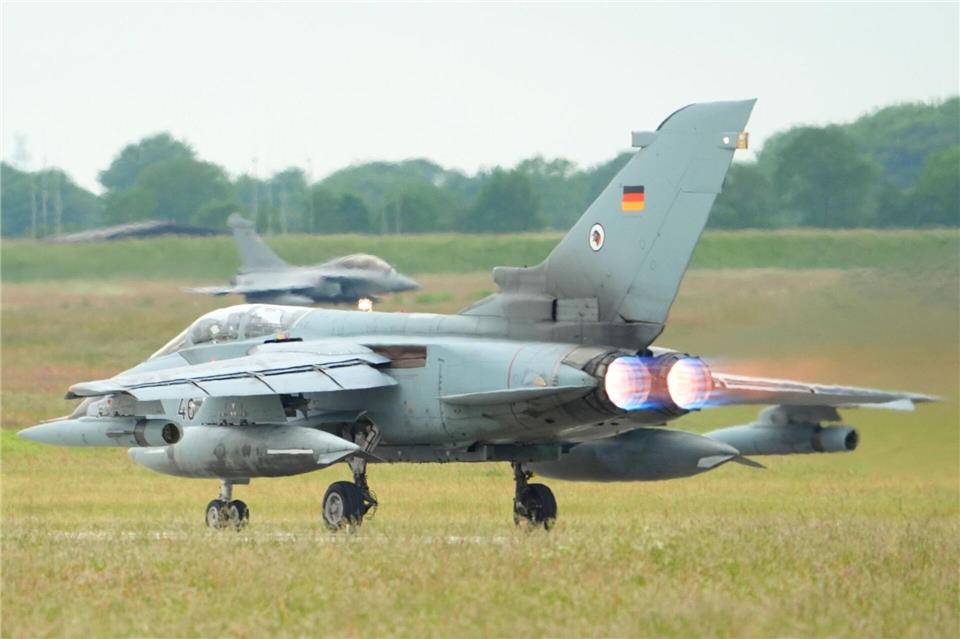 Sechs Tornado-Jets werden im Juni zu einer Militärübung am Flughafen Hamburg erwartet. (Archivbild)Marcus Brandt/dpa