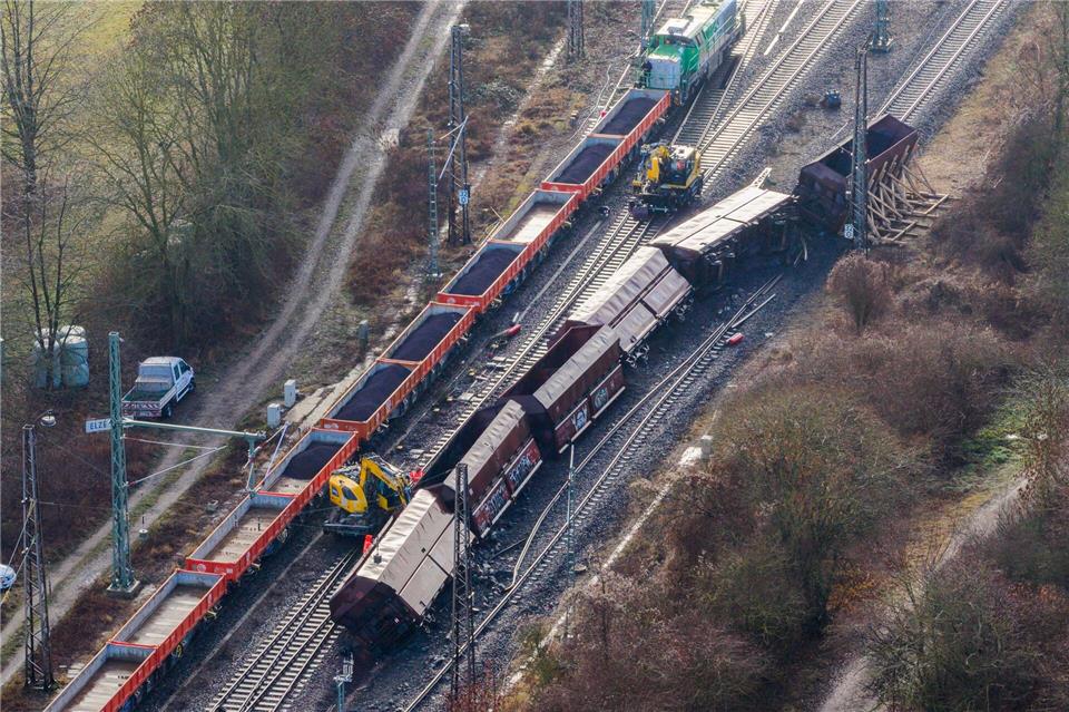 Sechs Waggons sind verunfallt.Julian Stratenschulte/dpa