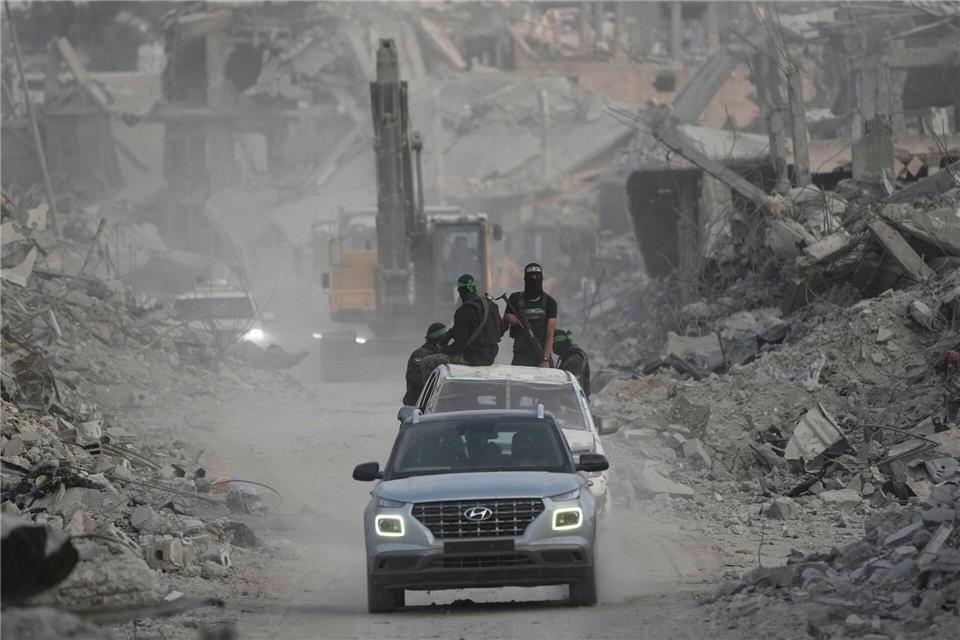 Sechs tote Geiseln befinden sich noch im Gazastreifen. Jehad Alshrafi/AP/dpa