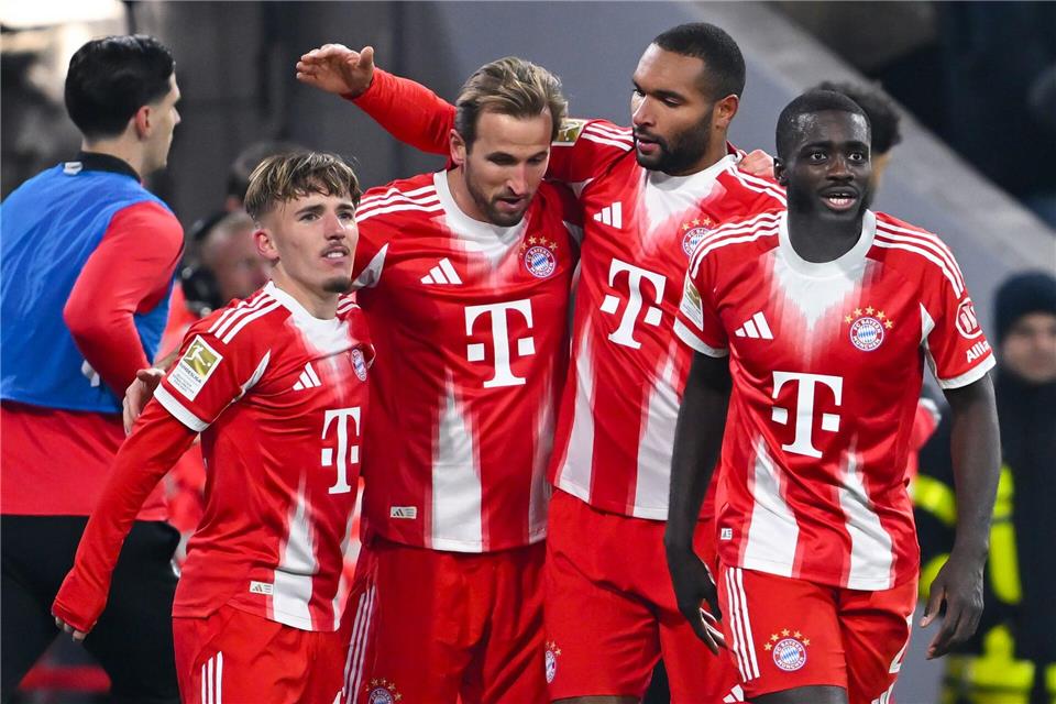Sechsmal Münchner Torjubel nach dem 0:2-Fehlstart: Lennart Karl, Schütze Harry Kane, Jonathan Tah und Dayot Upamecano nach dem 4:2.Sven Hoppe/dpa