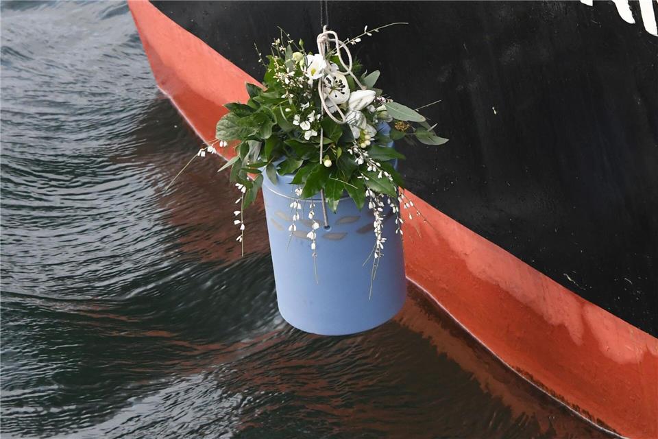 Seebestattungen wie hier in der Ostsee gibt es schon lange - Flussbestattungen, wie sie nun in Rheinland-Pfalz erlaubt sind, sind neu. (Archivbild)Carsten Rehder/dpa