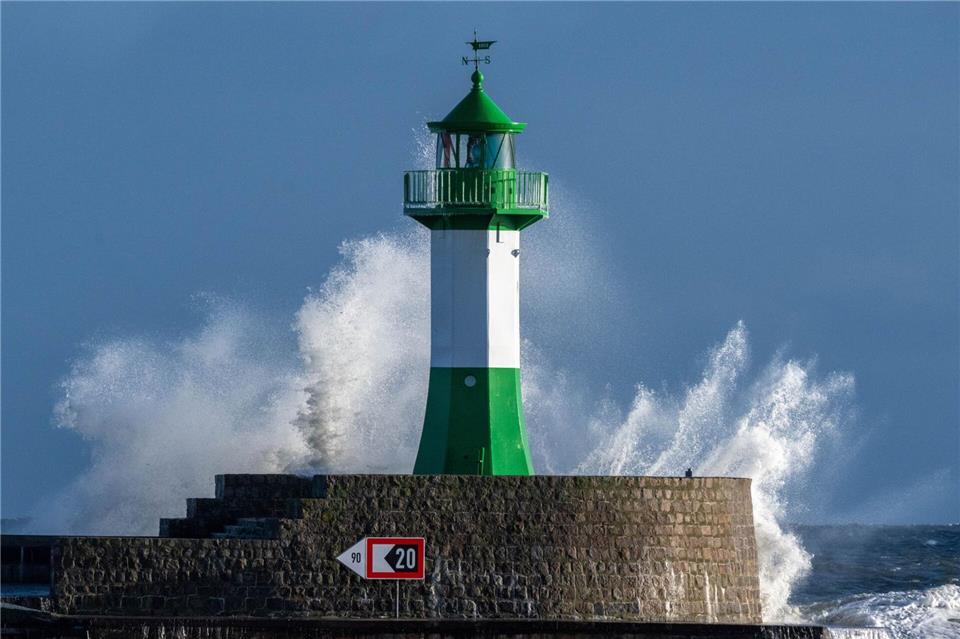 Seegang mit Gischt ist die Folge von Sturm „Elli“.Stefan Sauer/dpa