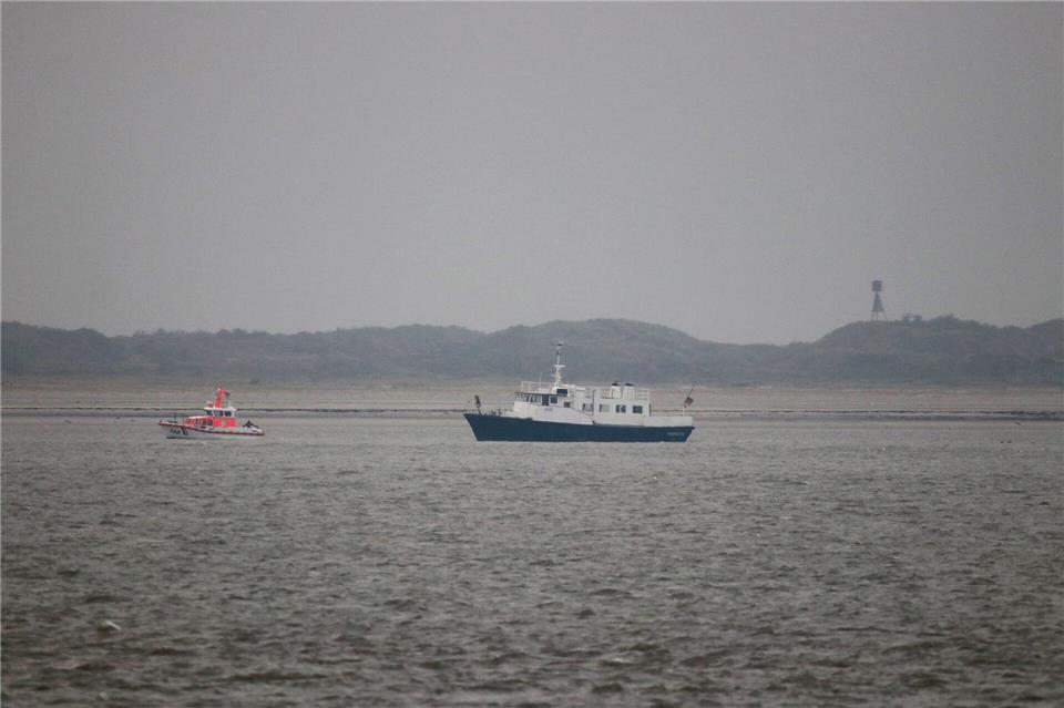 Seenotretter haben Passagiere eines festgefahrenen Beerdigungsschiffes vor Juist geborgen und auf das Festland gebracht. Volker Bartels/dpa