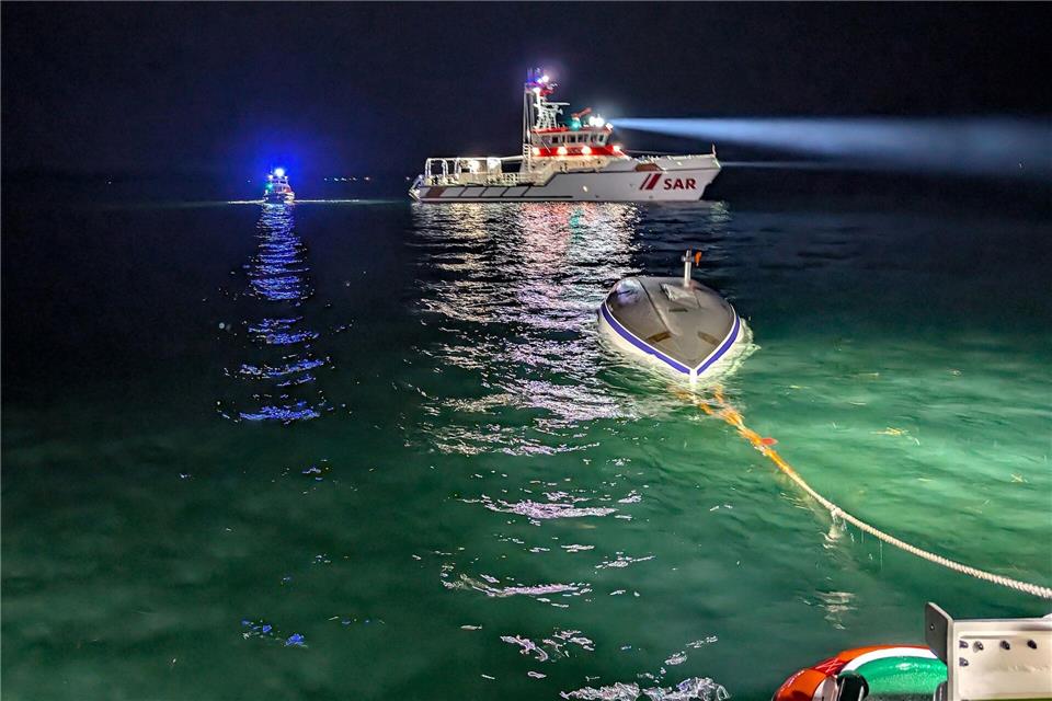 Seenotretter schleppten ein Segelboot Richtung Hafen - da lässt eine Sturmböe das Boot kentern.--/Die Seenotretter - DGzRS/dpa