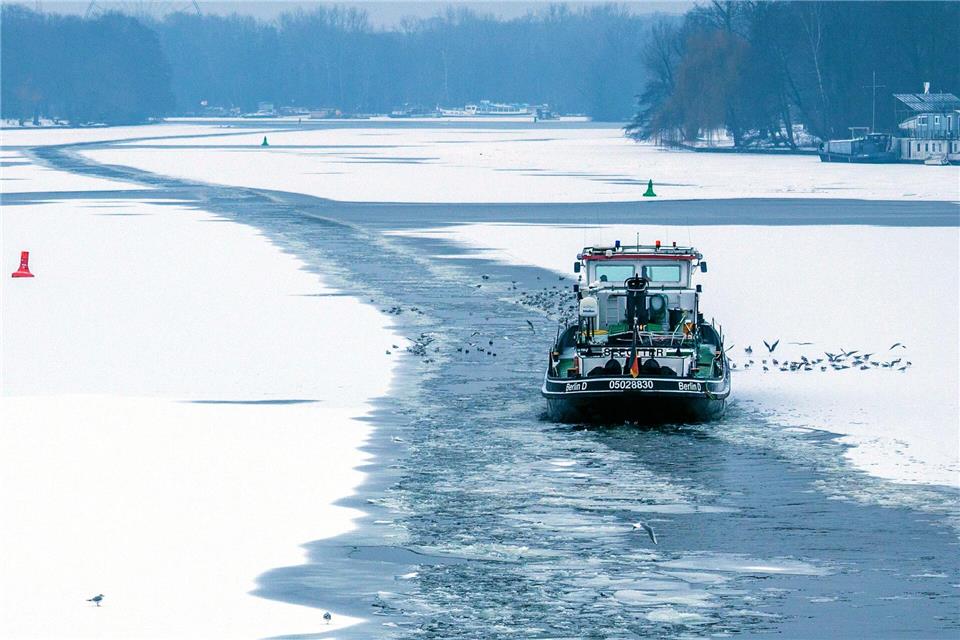 „Seeotter“ im Einsatz: Eisbrecher durchquert gefrorene Spree bei Rummelsburger Bucht in Berlin.Carsten Koall/dpa