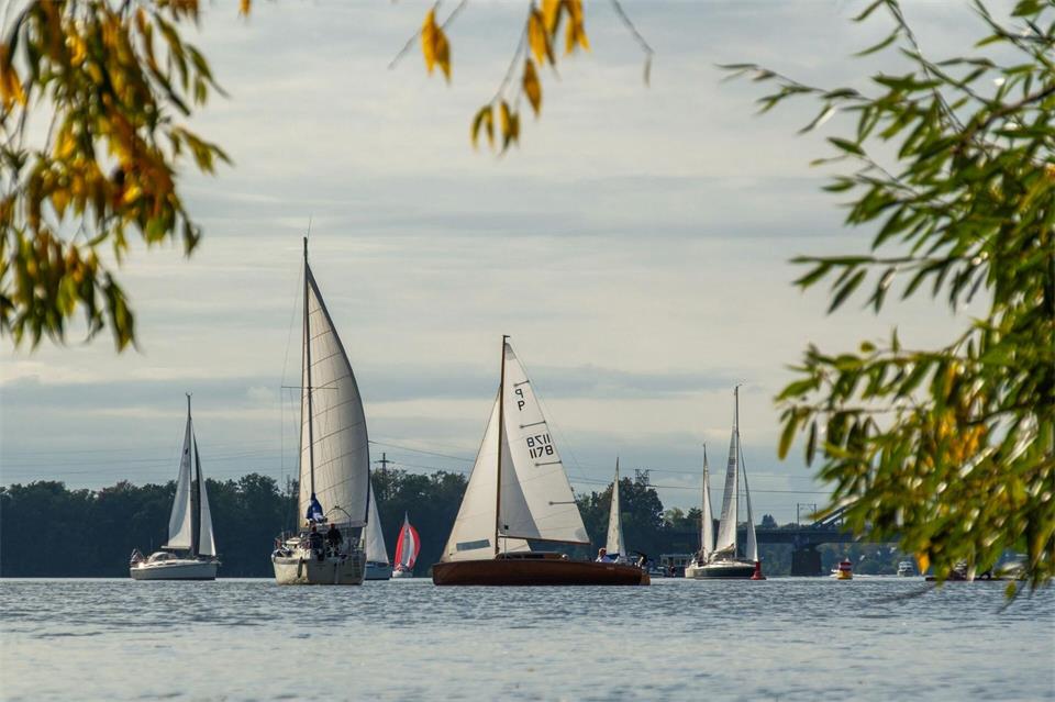 Segelboote sind bei herbstlichem Wetter auf dem Templiner See in Potsdam unterwegs.Georg-Friedrich Moritz/dpa