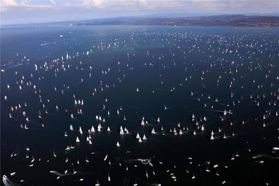 Segelmeer im Meer: Die Barcolana musste wegen des Fallwindes schon abgesagt werden.Paolo Giovannini/AP/dpa-tmn