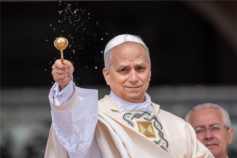 Segen für die Menschen: Papst Leo.Michael Kappeler/dpa