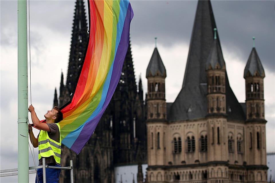 Segensfeiern für homosexuelle Paare sind in der katholischen Kirche umstritten. (Archivbild)Oliver Berg/dpa