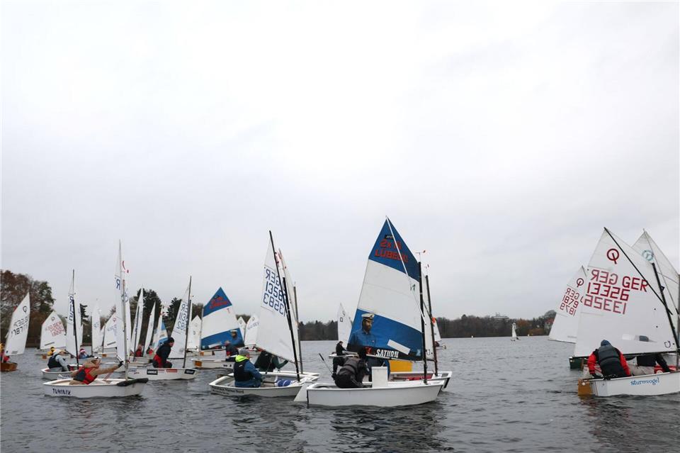 Segler in Optimisten-Jollen.Georg Wendt/dpa
