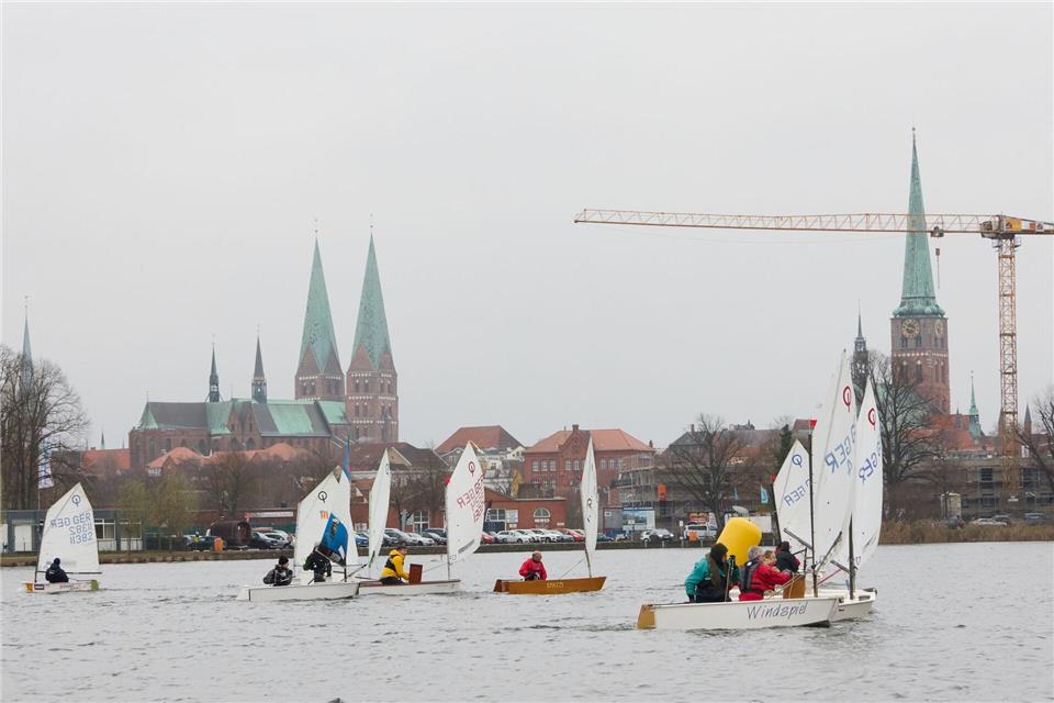 Segler in kleinen Jollen nehmen an der „Eisarschregatta“ des Lübecker Yacht-Clubs teil. Georg Wendt/dpa