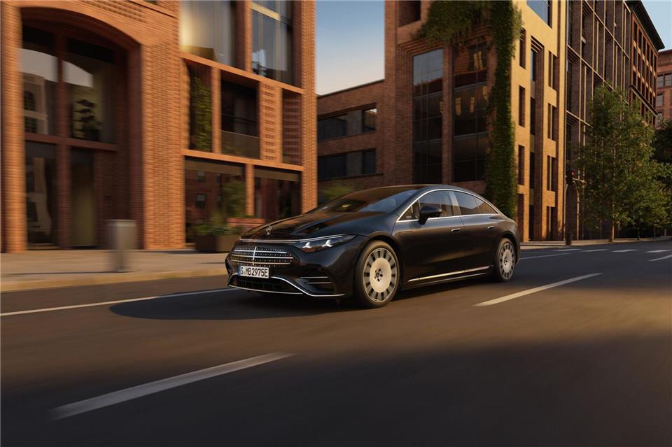 Sehen Sie es? Auf der Motorhaube des neuen EQS strahlt der klassische Mercedes-Stern.Mercedes-Benz AG/dpa-tmn