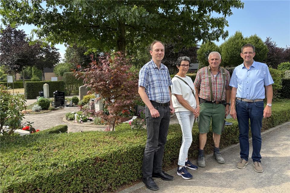 Sehen den Raesfelder Friedhof im ständigen Wandel (v. l.): Pastor Dr. Fabian Tilling, Marlies Brömmel und Karl-Heinz Baumeister vom Kirchenvorstand und Thomas Vestrick von der Zentralrendantur Borken.