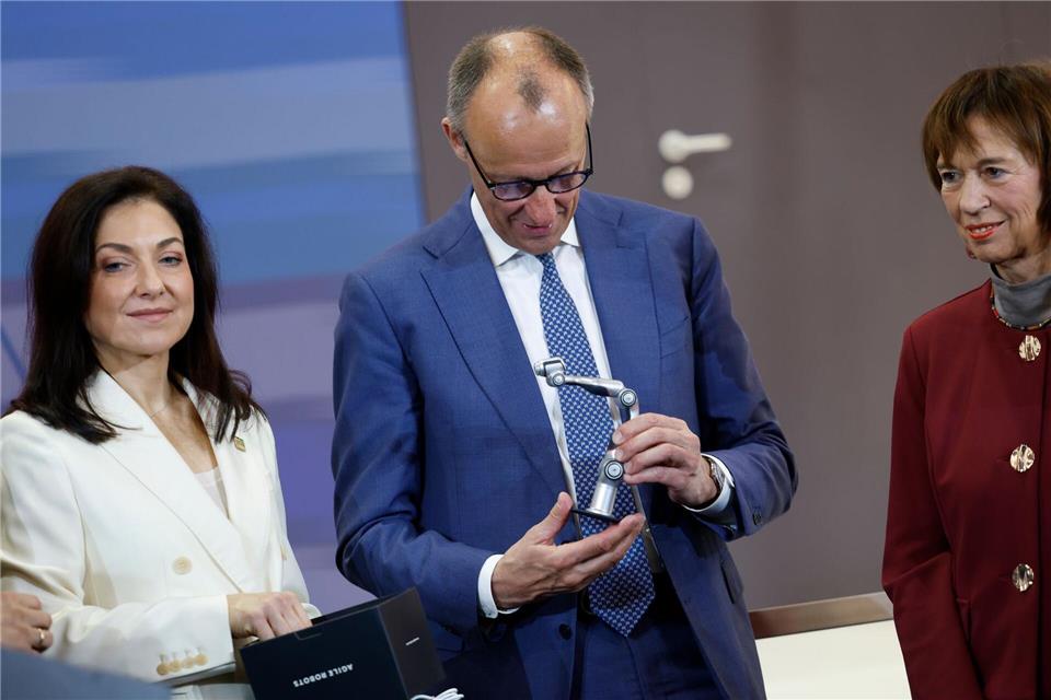 Sehen die Versorgung gesichert - Bundeskanzler Friedrich Merz und seine Wirtschaftsministerin Katherina Reiche.Michael Matthey/dpa