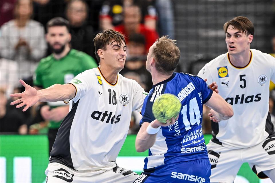 Sehen sich sehr ähnlich: Miro Schluroff (r) und Julian Köster (l). (Archivbild)Harry Langer/dpa