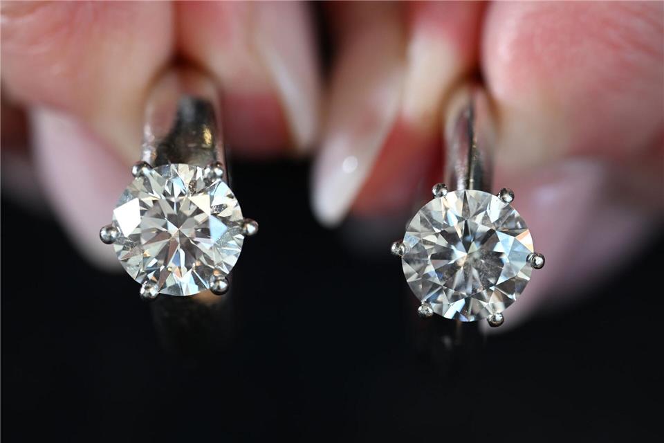 Sehen sich zum Verwechseln ähnlich: links ein natürlicher, rechts ein synthetischer Diamant. Bernd Weißbrod/dpa