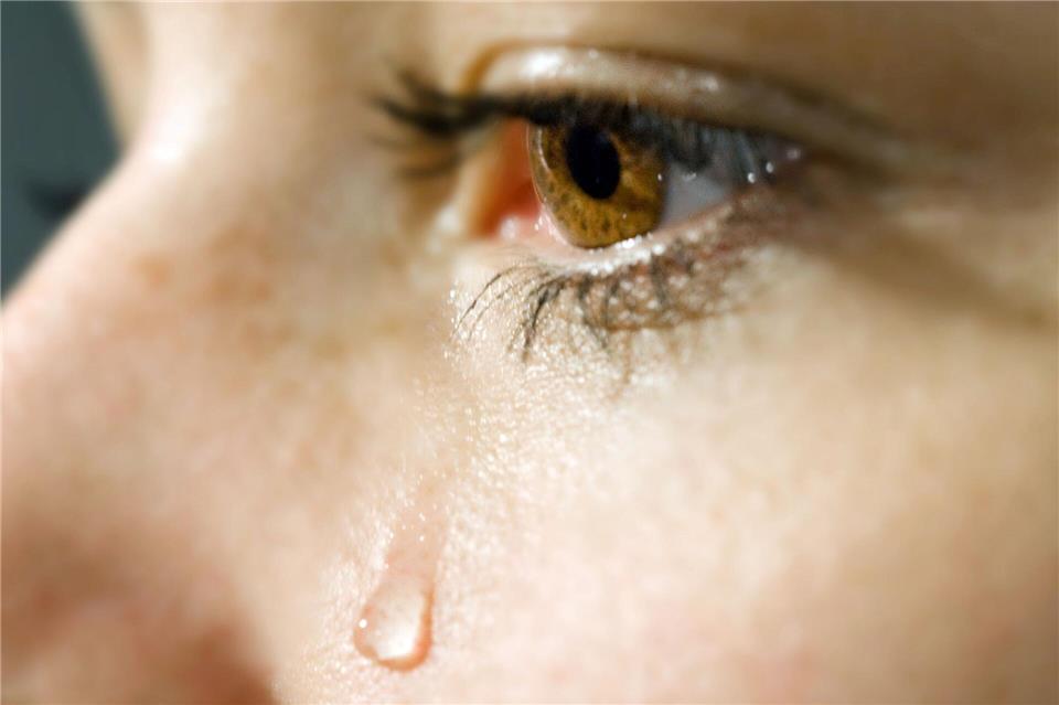 Sehen wir einen Menschen weinen, springt unsere Empathie an. Wir fühlen uns unter Zugzwang, wollen etwas tun. Jens Schierenbeck/dpa-tmn