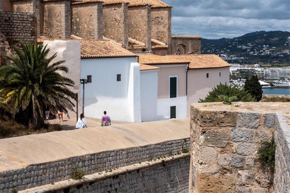Sehenswert: Die Kathedrale von Eivissa mit mittelalterlichen Befestigungsanlagen in Ibiza Stadt.Andreas Drouve/dpa-tmn
