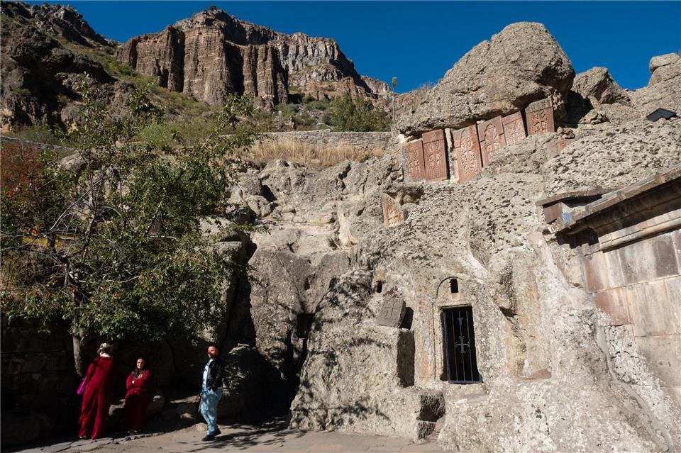 Sehenswert: Im Kloster Geghard sind die Räume teilweise in den Fels gehauen.Andreas Drouve/dpa-tmn