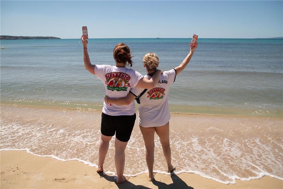 Sehnsucht nach Sonne, Strand und Urlaub auf der Insel. Clara Margais/dpa