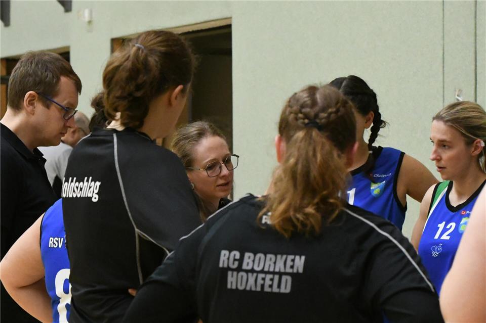 Sehr viel Freude an den Auftritten ihrer Mannschaft hatte zuletzt RSV-Trainerin Noel Ulmenberg (mitte) und ihr Co-Trainer Lars Iwinski (links). Die Borkener Landesliga-Basketballerinnen glänzten nämlich mit vier Siegen in Serie.