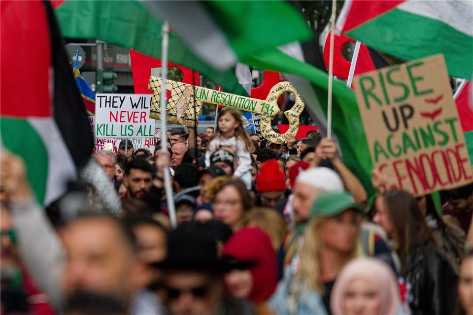 Sehr viele Transparente erhoben den Vorwurf des „Völkermords“, den Israel strikt zurückweist.Henning Kaiser/dpa