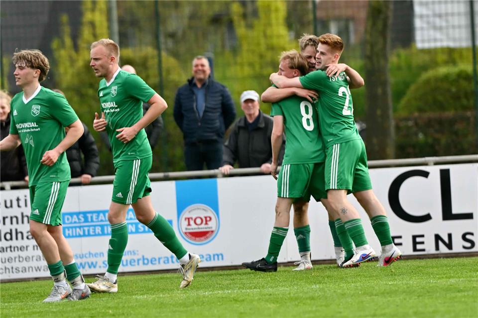 Seid umschlungen: Raesfelder Jubeltraube mit den siegbringenden Spielern Alexander Hölling, Daniel Bleker und Doppeltoschütze Julian Kortstegge (ganz rechts).
