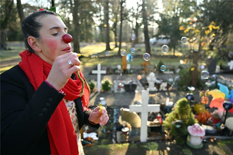 Seifenblasen gehören zur Ausrüstungen, die Katrin Lehmann-Buss als Friedhofsclown Finovo dabei hat.Martin Schutt/dpa