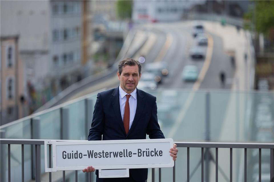 Sein Ehemann Michael Mronz auf der Guido-Westerwelle-Brücke in Bonn. (Archivbild)Rolf Vennenbernd/dpa