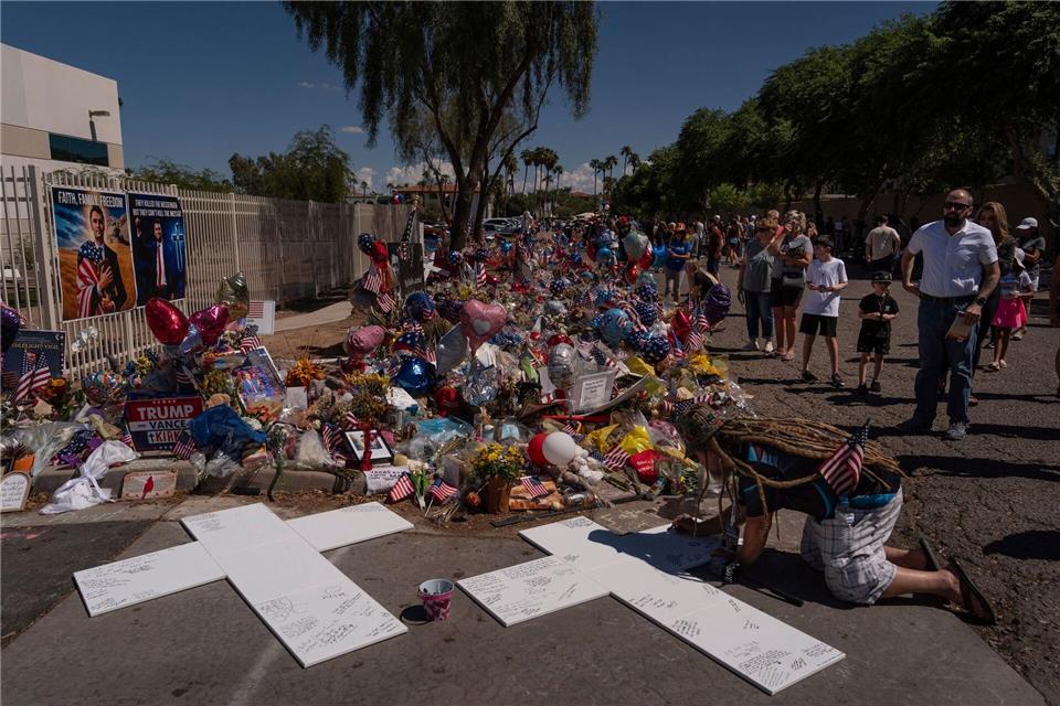 Hohe Sicherheitsvorkehrungen bei Kirk-Trauerfeier in Arizona Sein Organisation Turning Point USA bat Besucher der Trauerfeier um Spenden statt Blumen. Jae C. Hong/AP/dpa