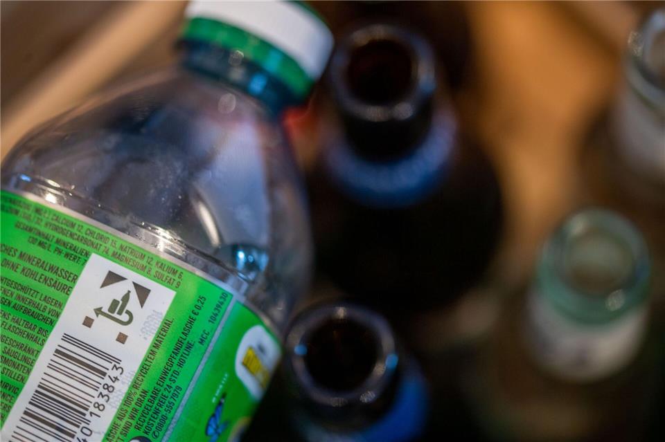 Sein Pfandflaschen-Geld spendete ein Obdachloser an ein Frauenhilfswerk. (Symbolbild) Lino Mirgeler/dpa