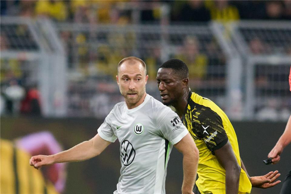Sein erstes Bundesliga-Spiel: Wolfsburgs neuer Star Christian Eriksen (l) wird von Dortmunds Serhou Guirassy verfolgt.Bernd Thissen/dpa