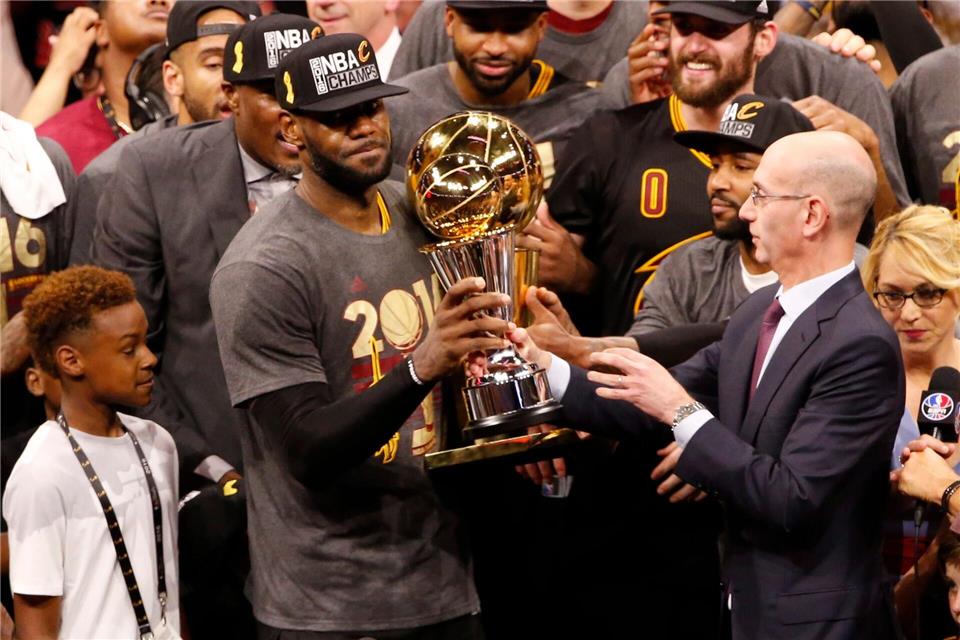 NBA-Star James: PR-Scherz statt Zukunftsentscheidung Sein größter Erfolg: James feiert den NBA-Titel 2016.picture alliance / dpa