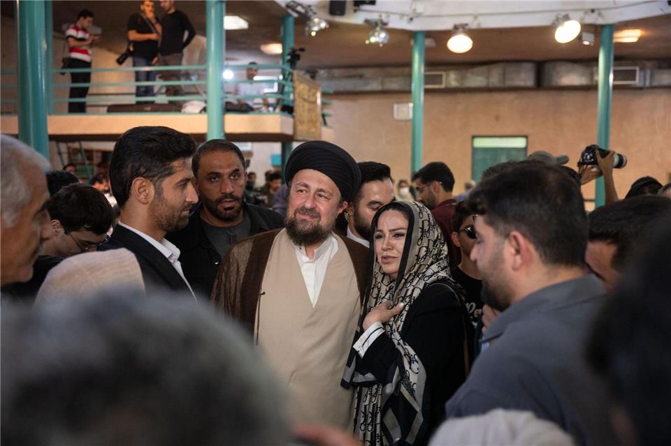 Sein politisches Gewicht bezieht Hassan Chomeini vor allem aus seinem Familiennamen. (Archivbild)Arne Immanuel Bänsch/dpa