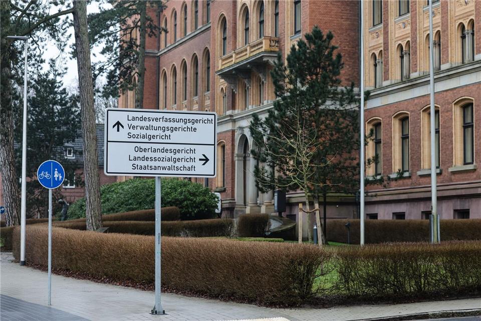 Bahn-Tochter klagt wegen Neuausschreibung einer Bahnstrecke  Seine Entscheidung will das Oberlandesgericht im November verkünden. (Symbolbild)Frank Molter/dpa
