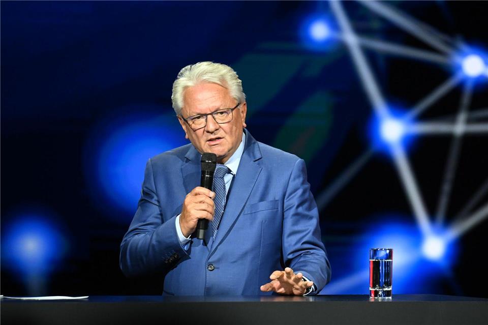 Seine Firma verkauft nicht nur Panzer, Schiffe und Munition, sondern auch Drohnen: Rheinmetall-Chef Armin Papperger. (Archivbild)Shireen Broszies/dpa