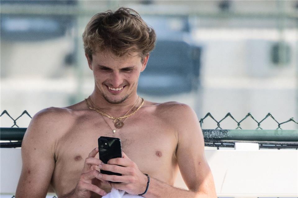 Seine Handynachrichten möchte Zverev lesen, ohne dass diese von Kameras eingefangen werden. (Archivbild)Maximilian Haupt/dpa