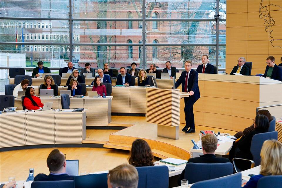 Seine Koalition setze auch Schwerpunkte bei der Wohnraumförderung, sagt der Regierungschef.Frank Molter/dpa