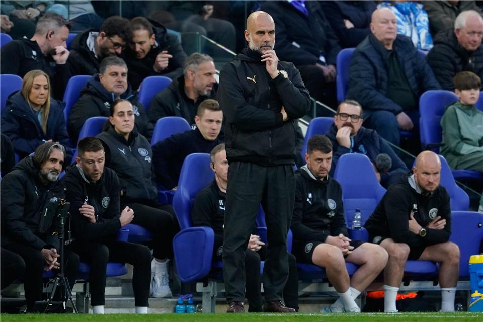 Seine Mannschaft tat sich schwer - und holte beim FC Everton nur einen Punkt: Coach Pep GuardiolaDave Thompson/AP/dpa